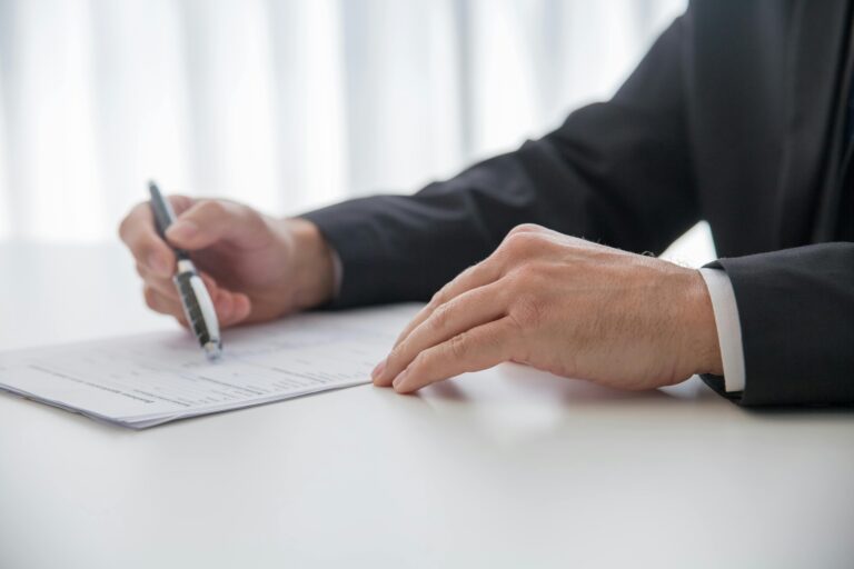 Homem com caneta representando o futuro do serviço público com estabilidade, crise fiscal e inteligência artificial