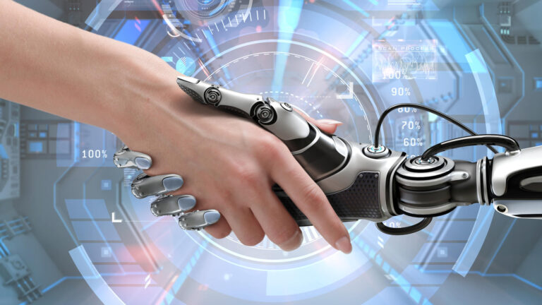 Mão humana e mão robótica quase se tocando, representando a inteligência artificial no serviço público
