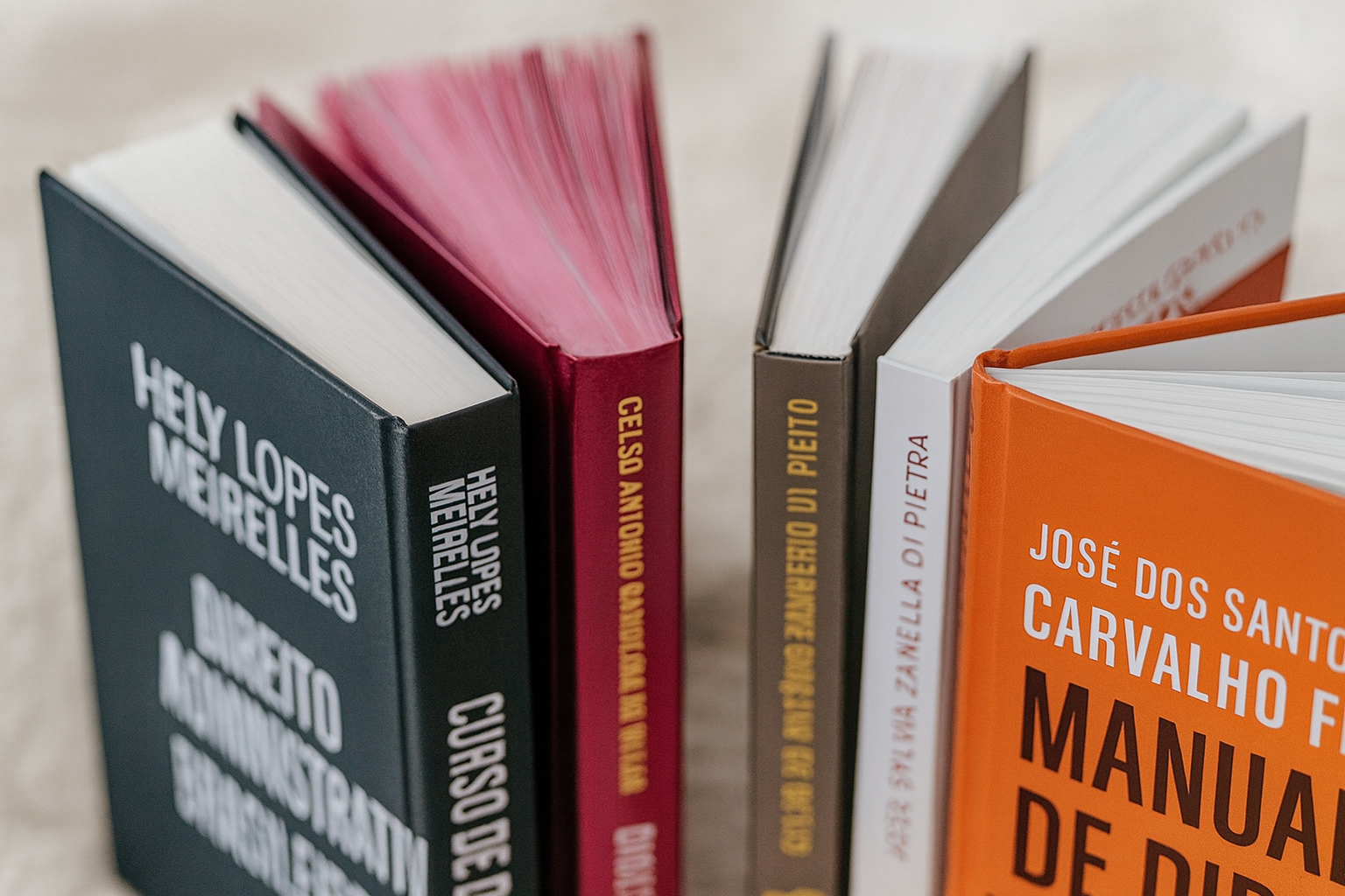 Cinco livros de Direito Administrativo para concursos públicos no Brasil, incluindo obras de Celso Antônio Bandeira de Mello, Maria Sylvia Zanella Di Pietro, Alexandre Mazza, José dos Santos Carvalho Filho e Hely Lopes Meirelles.